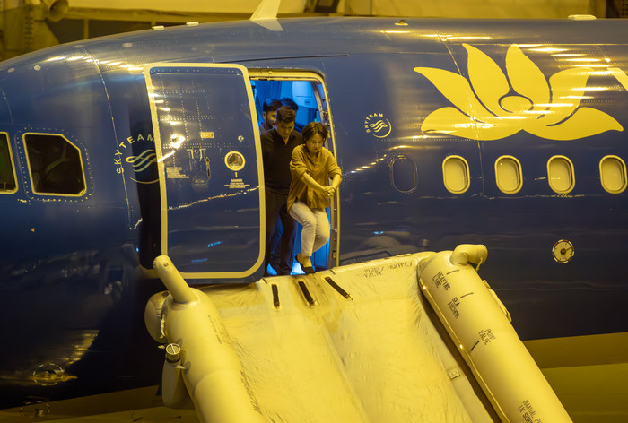 6.2-Hành khách trượt phao thoát hiểm trong tình huống giả định-1.jpg