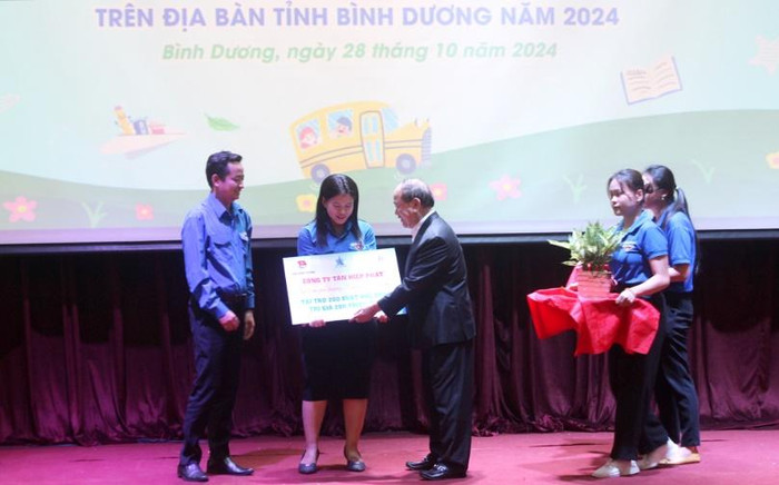 Ông Nguyễn Văn Tư – Giám đốc điều hành Ngành sản xuất Công ty Tân Hiệp Phát trao bảng tượng trưng 200 suất học bổng trị giá 200 triệu đồng. Ảnh: Trần Khánh tanhiepphat 3.jpg