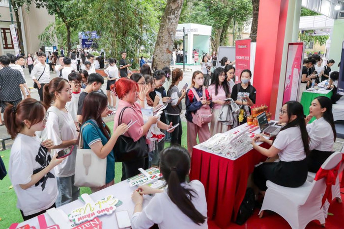 Gian hàng Agribank giới thiệu sản phẩm dịch vụ, tổ chức minigame và các hoạt động ý nghĩa thu hút sinh viên. Agri5.jpg