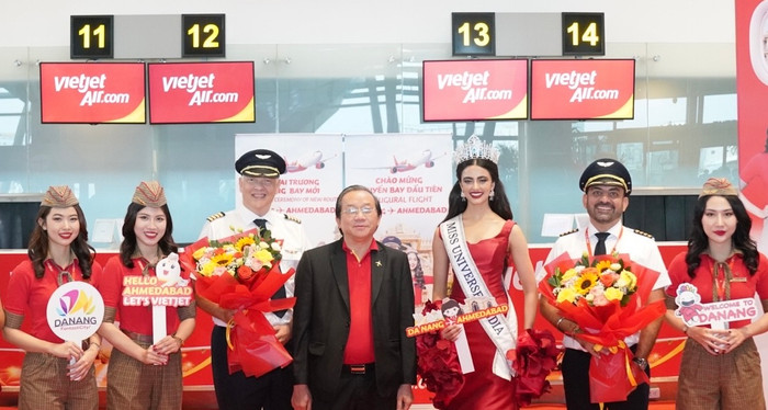Hoa hậu Hoàn vũ Ấn Độ 2024 - Rhea Singha chúc mừng Vietjet khai trương đường bay mới. A10 (2).jpg