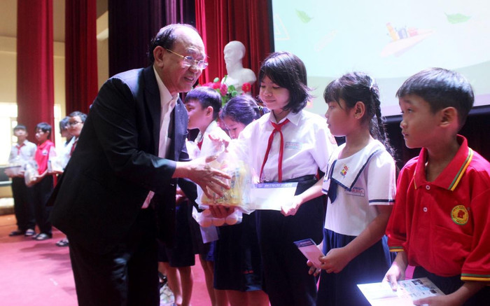 Ông Nguyễn Văn Tư trao tặng học bổng cho học sinh có hoàn cảnh khó khăn của tỉnh Bình Dương. Ảnh: Trần Khánh tanhiepphat5.jpg