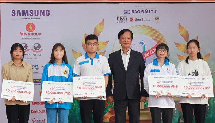 Ngoài hoạt động cấp học bổng thường niên, năm nay số tiền huy động qua Giải Gôn sẽ được dành ưu tiên tài trợ tái thiết các nhà trường và hỗ trợ các học sinh tại các địa phương chịu ảnh hưởng bão Yagi. Ngoài hoạt động cấp học bổng thường niên, năm nay số tiền huy động qua Giải Gôn sẽ được dành ưu tiên tài trợ tái thiết các nhà trường và hỗ trợ các học sinh tại các địa phương chịu ảnh hưởng bão Yagi.jpg