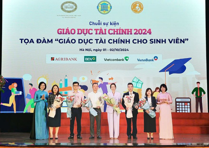 Đồng chí Nguyễn Đức Quân, Giám đốc Agribank Chi nhánh Nam Hà Nội nhận kỷ niệm chương tại sự kiện. Agri6.jpg
