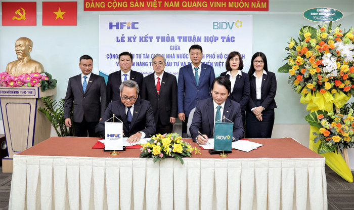 Ông Nguyễn Quang Thanh (Phó Tổng Giám đốc HFiC) và ông Trần Long (Phó Tổng Giám đốc BIDV) đại diện hai đơn vị ký kết thỏa thuận hợp tác. Ảnh 1_.jpg