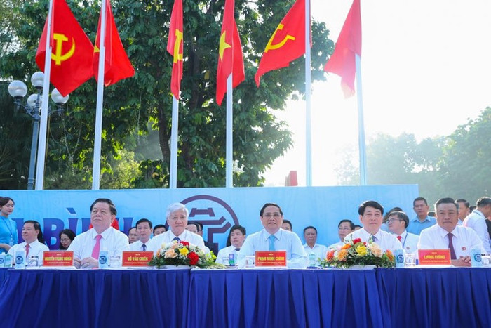 Các đại biểu theo dõi các màn trình diễn hoành tráng và ý nghĩa tại ngày hội. Ảnh: VGP/Nhật Bắc Thủ tướng Phạm Minh Chính dự 'Ngày hội Văn hóa vì hòa bình' của Hà Nội- Ảnh 6.