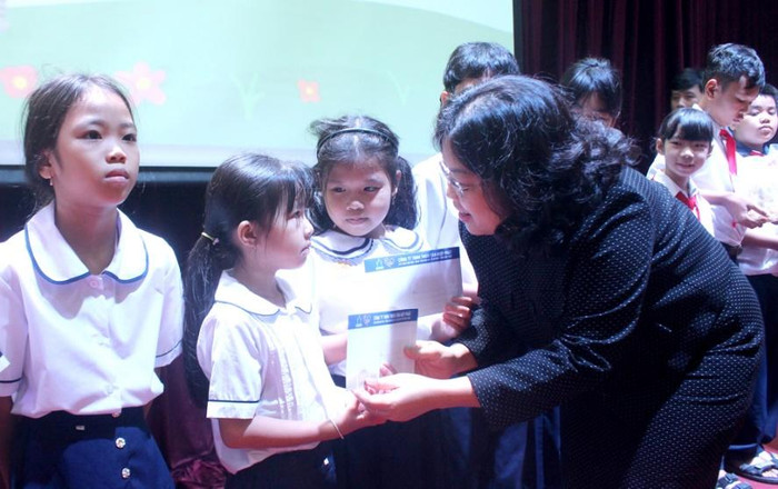 Bà Nguyễn Trường Nhật Phượng - Phó Chủ tịch Hội đồng nhân dân tỉnh Bình Dương trao học bổng và ân cần thăm hỏi hoàn cảnh của học sinh. Ảnh: Trần Khánh tanhiepphat6.jpg