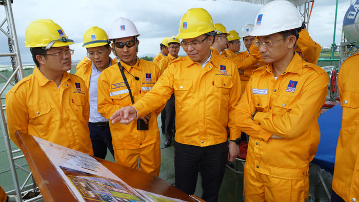 Chủ tịch Hội đồng thành viên Petrovietnam Lê Mạnh Hùng và đoàn công tác kiểm tra thực tế hoạt động Kho cảng LNG Thị Vải. Ảnh 4-2.JPG