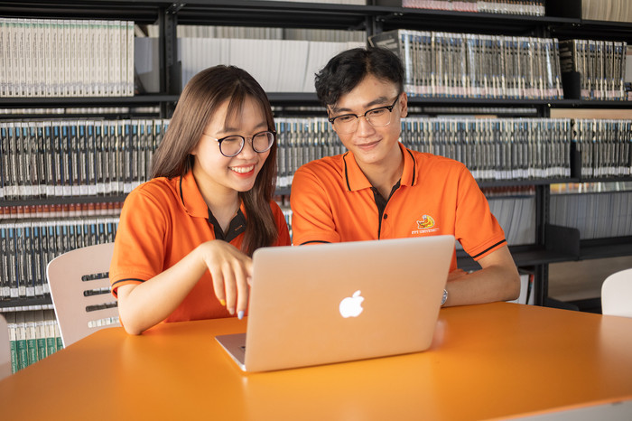 Sinh viên Trường Đại học FPT được tăng cường năng lực học tập chủ động nhờ việc ứng dụng chuyển đổi số trong giảng dạy. Anh 2 Content 04 - 05 Coursera Maximizing Impact Award 2024 v2.1.jpg