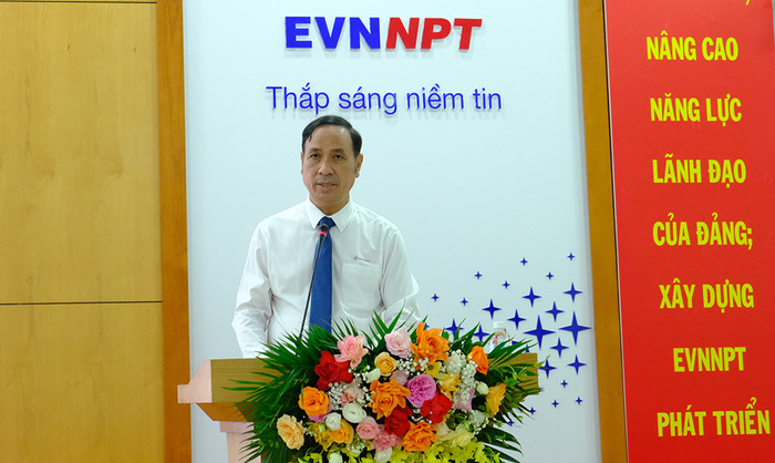 Phó Tổng giám đốc EVNNPT Bùi Văn Kiên trình bày báo cáo tại hội nghị. Phó Tổng giám đốc EVNNPT Bùi Văn Kiên trình bày báo cáo tại hội nghị.