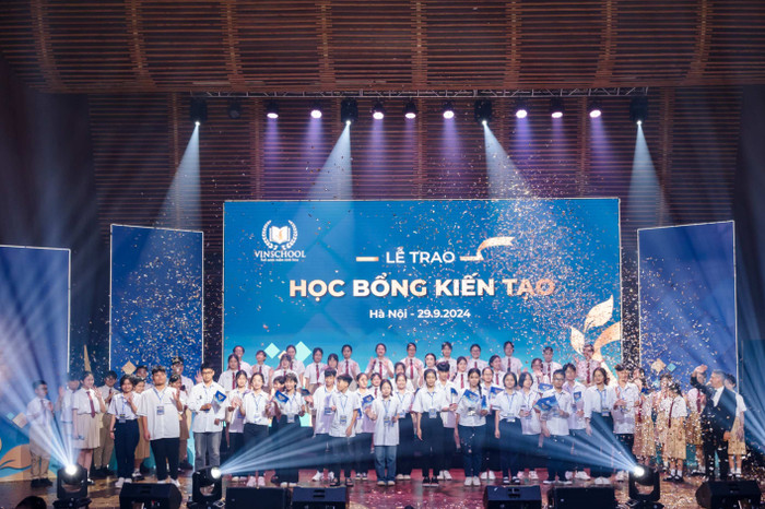 Các em học sinh được trao tặng học bổng Kiến tạo 2024 trong buổi lễ Anh 1 (12).jpg