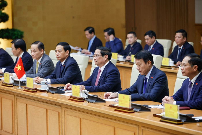 Về hợp tác đầu tư, Thủ tướng đề nghị hai bên hợp tác triển khai các dự án mang tính biểu tượng cho quan hệ song phương, quy mô lớn, công nghệ cao trong các lĩnh vực Trung Quốc có thế mạnh. Ảnh: VGP/Nhật Bắc Về hợp tác đầu tư, Thủ tướng đề nghị hai bên hợp tác triển khai các dự án mang tính biểu tượng cho quan hệ song phương, quy mô lớn, công nghệ cao trong các lĩnh vực Trung Quốc có thế mạnh. Ảnh: VGP/Nhật Bắc