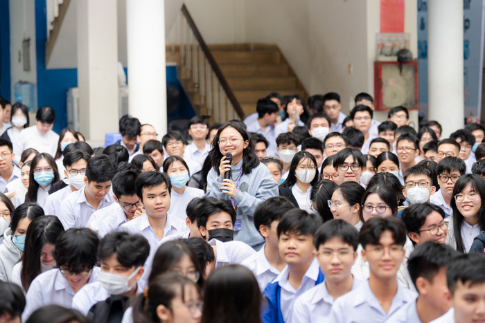 Điểm dừng tiếp theo trong chuỗi roadshow khu vực miền Nam - Trường Phổ thông Năng khiếu - Đại học Quốc gia Thành phố Hồ Chí Minh. Tại buổi roadshow, Tiếng nói Xanh nhận được sự quan tâm và hưởng ứng nhiệt tình của các bạn học sinh, với những câu hỏi thú vị về các kỹ năng cần thiết cho cuộc thi. 9.jpg