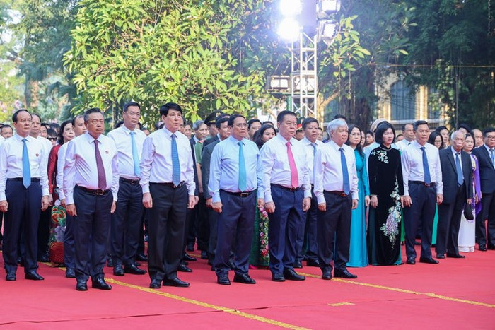 Đoàn đại biểu Đảng, Nhà nước, Mặt trận Tổ quốc Việt Nam, thành phố Hà Nội do Thủ tướng Phạm Minh Chính dẫn đầu thực hiện nghi lễ dâng hương tại Tượng đài vua Lý Thái Tổ, tưởng nhớ công lao các bậc tiền nhân đã có những đóng góp to lớn đối với đất nước và Thủ đô Hà Nội. Ảnh: VGP/Nhật Bắc Thủ tướng Phạm Minh Chính dự 'Ngày hội Văn hóa vì hòa bình' của Hà Nội- Ảnh 3.