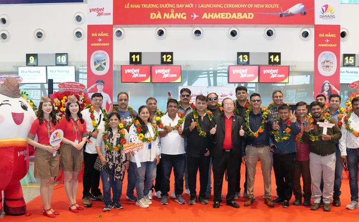 Hành khách và người dân hai nước vui mừng chào đón đường bay thứ 8 kết nối Việt Nam - Ấn Độ của Vietjet. A9.png