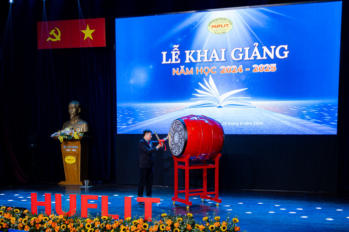 Tiến sĩ Nguyễn Anh Tuấn – Hiệu Trưởng HUFLIT thực hiện nghi thức đánh trống khai giảng năm học mới. 1.JPG