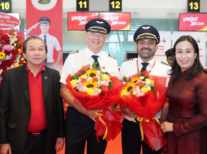 Lãnh đạo Thành phố Đà Nẵng chúc mừng Vietjet và phi hành đoàn trên chuyến bay khai trương. A5 (13).jpg