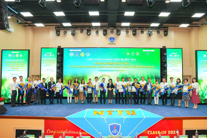 Ban tổ chức tặng hoa và thư cảm ơn cho các đại biểu tham gia báo cáo tại AFS 2024 Ban tổ chức tặng hoa và thư cảm ơn cho các đại biểu tham gia báo cáo tại AFS 2024.jpg