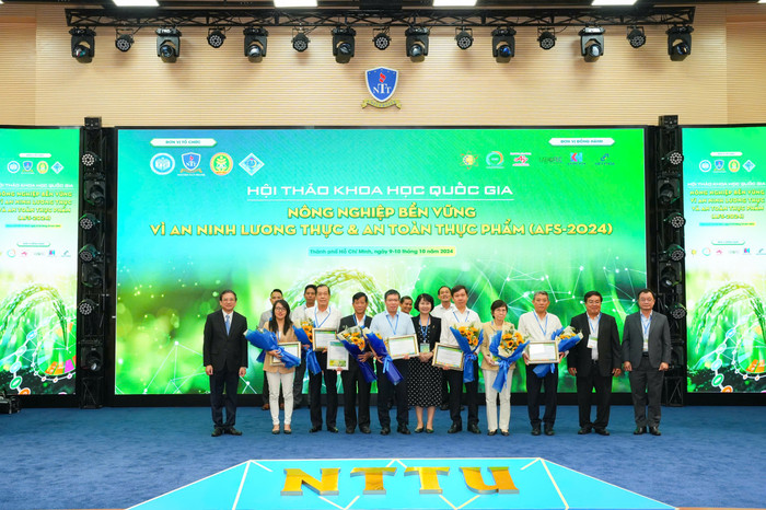 Ban tổ chức tặng hoa và thư cảm ơn cho các đại biểu tham gia báo cáo tại AFS 2024. Ban tổ chức tặng hoa và thư cảm ơn cho các đại biểu tham gia báo cáo tại AFS 2024_tt.jpg