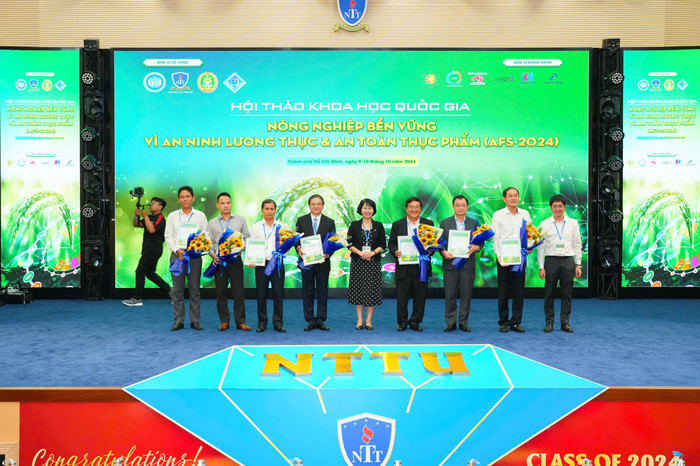 Ban tổ chức trao hoa và thư cảm ơn các đơn vị đồng tổ chức và các đơn vị tài trợ. Ban tổ chức trao hoa và thư cảm ơn các đơn vị đồng tổ chức và các đơn vị tài trợ.jpg