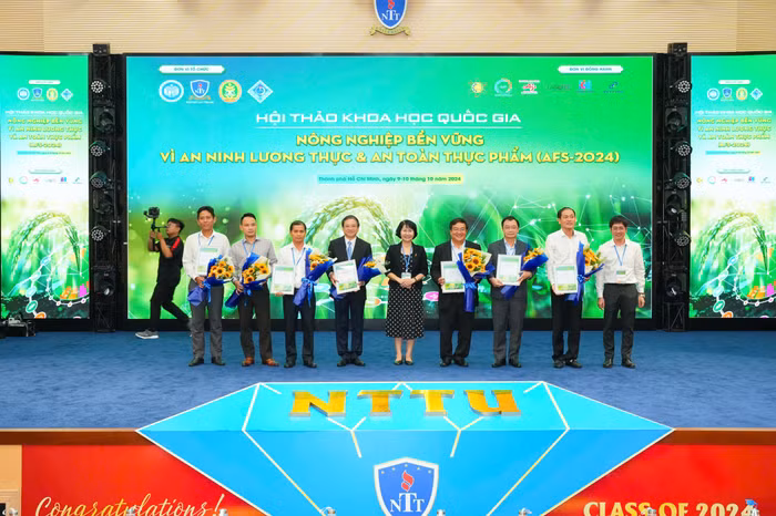 Ban tổ chức trao hoa và thư cảm ơn các đơn vị đồng tổ chức và các đơn vị tài trợ.jpg