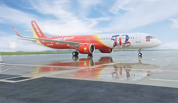 Tàu bay thế hệ mới với hình ảnh biểu tượng 50 năm quan hệ ngoại giao Việt Nam - Pháp của Vietjet. A7.JPEG