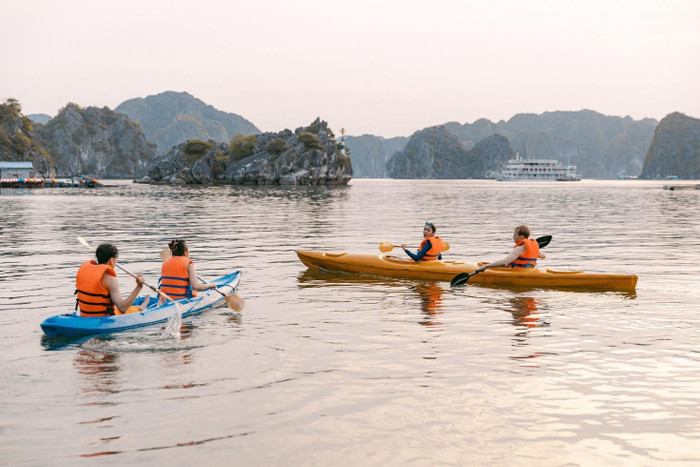 Khách du lịch trải nghiệm trên Vịnh Lan Hạ, Hải Phòng. Khách du lịch trải nghiệm trên Vịnh Lan Hạ, Hải Phòng.