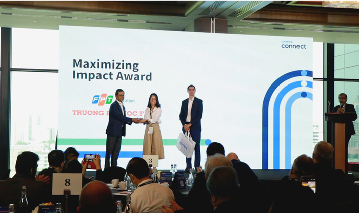 Đại diện Trường Đại học FPT nhận giải thưởng từ ông Raghav Gupta (Giám đốc Điều hành cao cấp vùng Ấn Độ và Châu Á Thái Bình Dương tại Coursera) và ông Eklavya Bhave (Giám đốc khu vực Châu Á tại Coursera). Anh 1 Content 04 - 05 Coursera Maximizing Impact Award 2024 v2.1.jpg