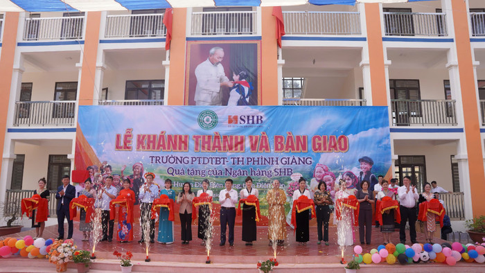 Hai công trình lớp học do Ngân hàng SHB trao tặng đã giúp ước mơ được dạy và học trong ngôi trường mới của thầy trò trở thành sự thật. Anh 1 (2).jpg