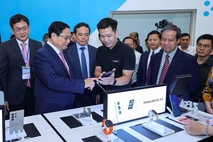 Thủ tướng và các đại biểu thăm các gian trưng bày sản phẩm đổi mới sáng tạo. Ảnh: VGP/Nhật Bắc Thủ tướng và các đại biểu thăm các gian trưng bày sản phẩm đổi mới sáng tạo. Ảnh: VGP/Nhật Bắc