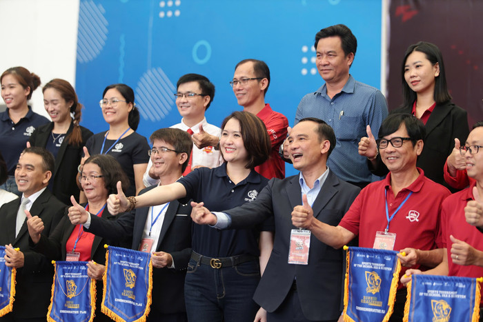 Đội ngũ Ban Giám hiệu, đại diện Hệ thống tham gia nhận cờ lưu niệm trong giải khai mạc. anh3.jpg