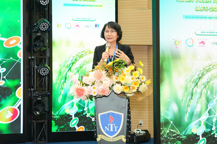 Phó Giáo sư, Tiến sĩ Trần Thị Hồng - Phó Hiệu trưởng Trường Đại học Nguyễn Tất Thành, Trưởng ban tổ chức phát biểu khai mạc hội thảo. PGS.TS. Trần Thị Hồng - Phó hiệu trưởng Trường ĐH Nguyễn Tất Thành_Trưởng ban tổ chức.jpg