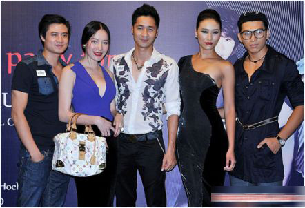 Chung Thục Quyên cũng từng dính phải kiểu tóc vừa già vừa xấu này. Chung Thục Quyên cũng từng dính phải kiểu tóc vừa già vừa xấu này.