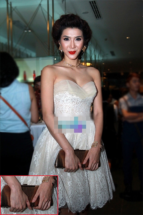 Đôi bàn tay gân guốc của một trong những siêu mẫu hàng đầu của nền thời trang Việt - Ngọc Quyên Đôi bàn tay gân guốc của một trong những siêu mẫu hàng đầu của nền thời trang Việt - Ngọc Quyên