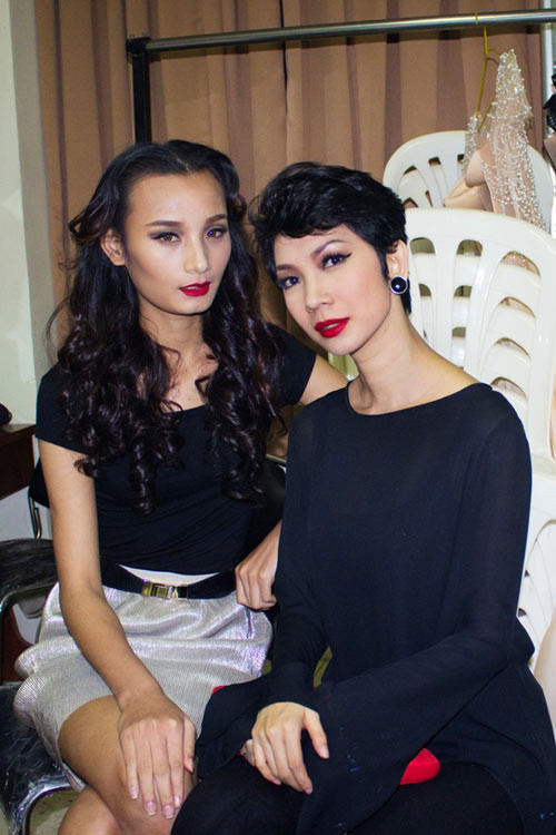 Mái tóc mỏng và gương mặt nam tính của Lê Thúy lộ rõ trong kiểu đầu này. Mái tóc mỏng và gương mặt nam tính của Lê Thúy lộ rõ trong kiểu đầu này.