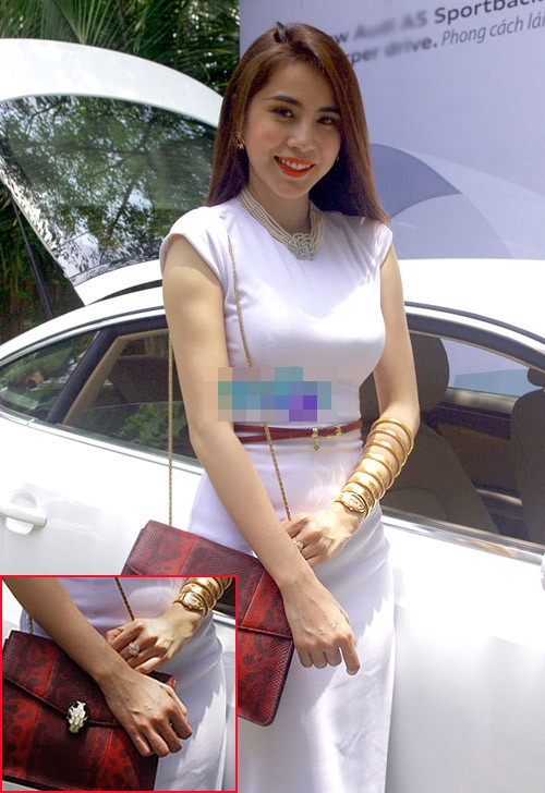 Những đường gân xanh chạy dài trên đôi bàn tay trắng nõn của nữ ca sĩ Thủy Tiên Những đường gân xanh chạy dài trên đôi bàn tay trắng nõn của nữ ca sĩ Thủy Tiên