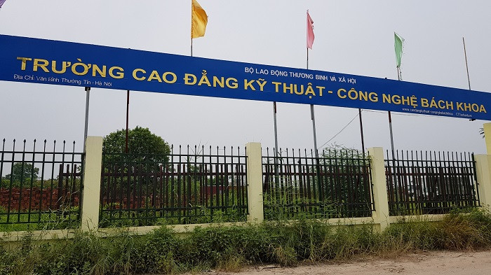 Căng biển trường Công nghệ Bách Khoa, nhưng toàn cỏ dại và bãi xe Căng biển trường Công nghệ Bách Khoa, nhưng toàn cỏ dại và bãi xe