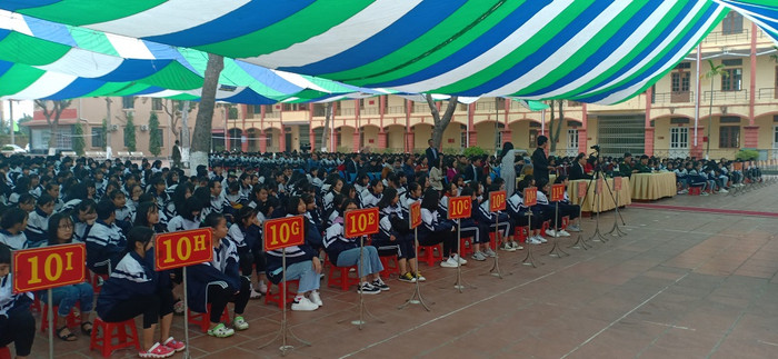 Hơn 1300 học sinh trường cấp 3 Đường An chăm chú lắng nghe "Ông Biển Đông" (Ảnh:Vũ Ninh)