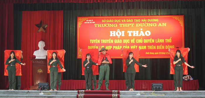 Tiết mục văn nghệ chào mừng của học sinh trường cấp 3 Đường An (Ảnh:Vũ Ninh)
