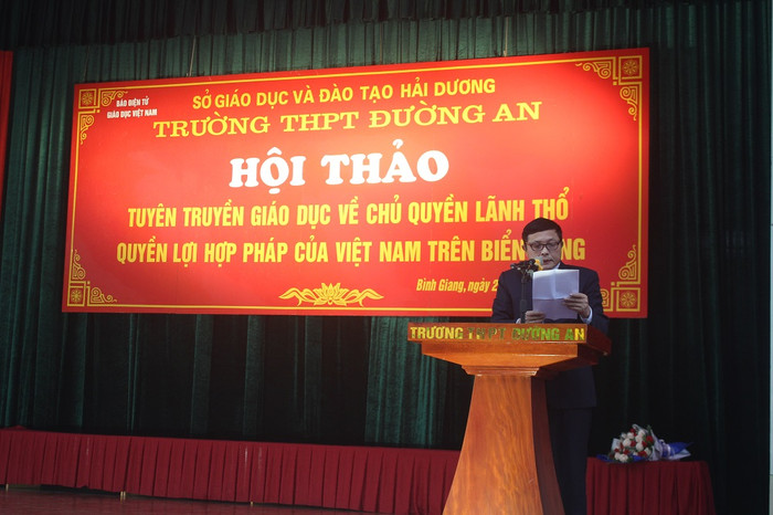 Thầy Đỗ Xuân Hiền, hiệu trưởng nhà trường đánh giá cao ý nghĩa của buổi hội thảo (Ảnh:Vũ Ninh)