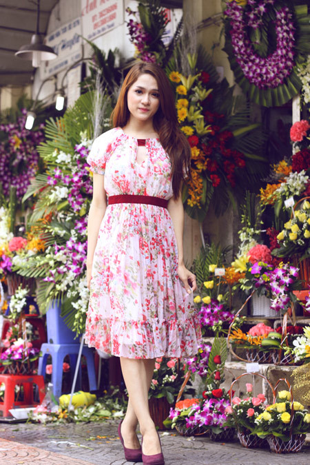 Hương Giang thả dáng yêu kiều với chiếc đầm màu hoa, chẳng ai nghĩ rằng cô từng là người con trai, quả thực, cô được sinh ra là để làm phụ nữ Hương Giang thả dáng yêu kiều với chiếc đầm màu hoa, chẳng ai nghĩ rằng cô từng là người con trai, quả thực, cô được sinh ra là để làm phụ nữ