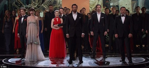 Dàn diễn viên "Những người khốn khổ" hát liên khúc một số bài hát nổi bật trong phim trên sân khấu Oscar. hat-jpg-1361762904_500x0.jpg