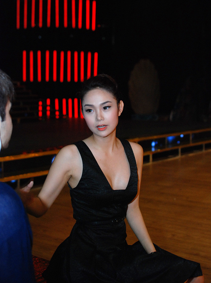 Trong đêm mở màn Bước nhảy hoàn vũ 2012 ở Hà Nội, Minh Hằng đã xuất hiện xinh xắn như nàng công chúa trong cổ tích và biểu diễn tiết mục The phantom of the opera cùng Minh Quân. Trước đó, cô rất chăm chỉ luyện tập cùng vũ công nước ngoài tại sân tập Bước nhảy hoàn vũ. Trong đêm mở màn Bước nhảy hoàn vũ 2012 ở Hà Nội, Minh Hằng đã xuất hiện xinh xắn như nàng công chúa trong cổ tích và biểu diễn tiết mục The phantom of the opera cùng Minh Quân. Trước đó, cô rất chăm chỉ luyện tập cùng vũ công nước ngoài tại sân tập Bước nhảy hoàn vũ.