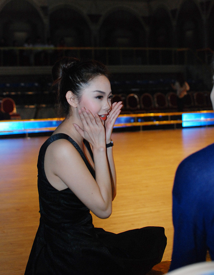 Cô ca sĩ trẻ nhìn rất baby, nhỉ nhảnh rất đang yêu với một chiếc áo xẻ ngực khá gợi cảm. Cô ca sĩ trẻ nhìn rất baby, nhỉ nhảnh rất đang yêu với một chiếc áo xẻ ngực khá gợi cảm.