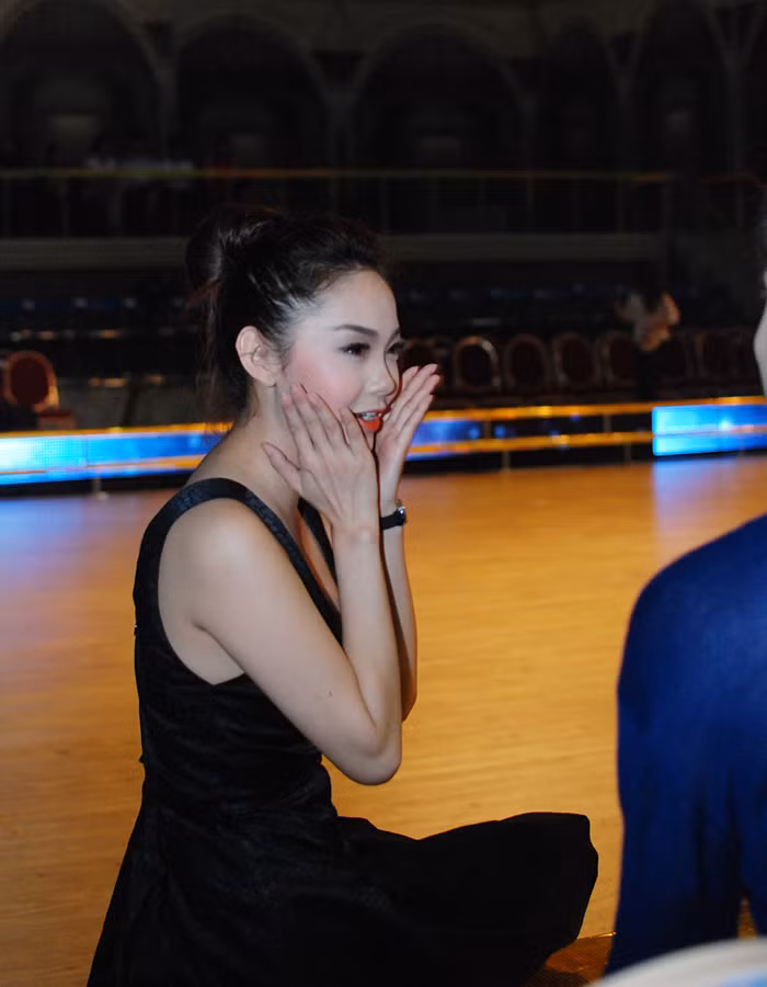 Cô ca sĩ trẻ nhìn rất baby, nhỉ nhảnh rất đang yêu với một chiếc áo xẻ ngực khá gợi cảm.