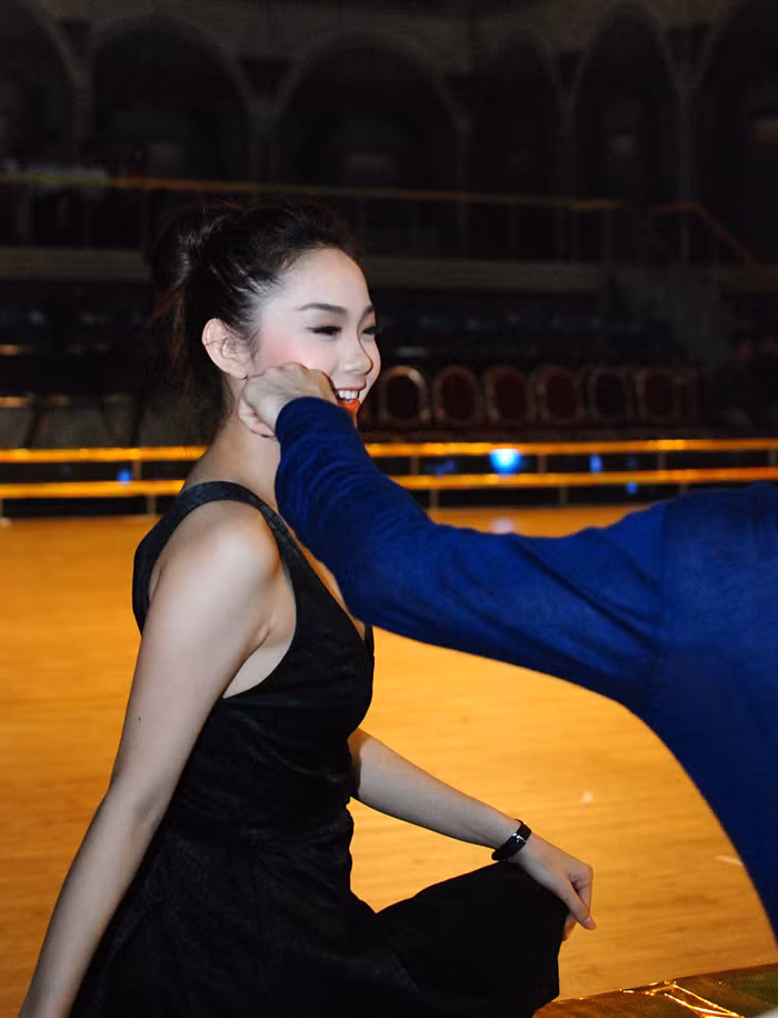 Và, như để đáp lại tình cảm thân thiết, vũ công nam nước ngoài bất ngờ có hành động "véo má yêu" Minh Hằng.