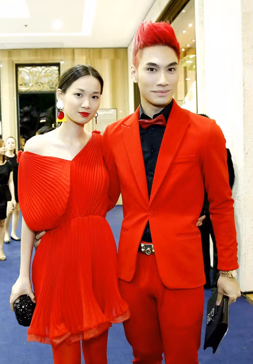 Cặp đôi ăn mặc nổi bật và sặc sỡ.