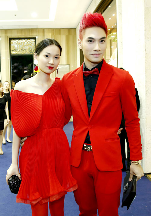 Cặp đôi ăn mặc nổi bật và sặc sỡ. Cặp đôi ăn mặc nổi bật và sặc sỡ.