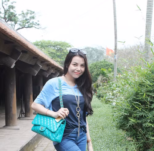 Hình ảnh Trà Hằng thăm thú chùa Keo (Thái Bình). . Cô thích những nơi không khí tĩnh lặng như chùa chiền. Cảnh chùa Keo (Thái Bình) thực sự làm cô thích thú vì sự cổ kính và thanh bình nơi này. Nhân lần đi học thanh nhạc ở Hà Nội, Trà Ngọc Hằng đã quyết định về chùa Keo vãn cảnh vì nghe tiếng chùa Keo là chùa cổ nổi tiếng của Thái Bình. Và cô thực sự bị thuyết phục bởi cảnh thanh bình nơi này...