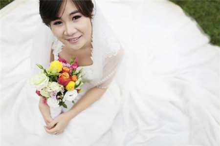 Cô dâu Hồng Nga nhận được nhiều lời khen ngợi khi xuất hiện trong bộ váy cưới trắng muốt.