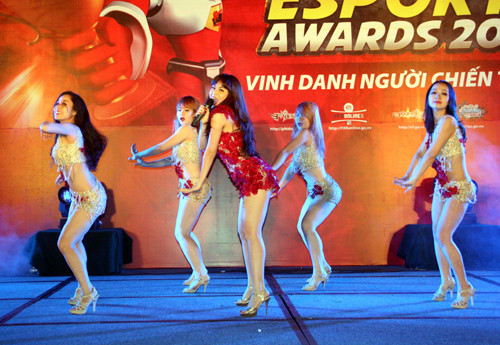 Khách mời đặc biệt - Hoàng Thùy Linh biểu diễn sôi động. Khách mời đặc biệt - Hoàng Thùy Linh biểu diễn sôi động.